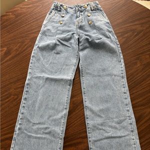 Zara slouchy fit pleated jeans with button detail. NWT. SIZE 00.
